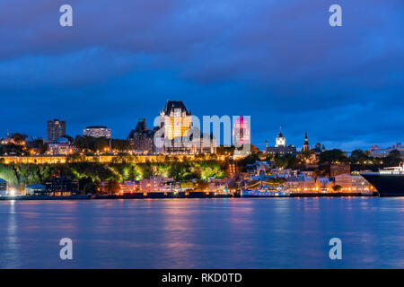 Nachtansicht der Quebec City Skyline mit Fairmont Le Château Frontenac in Quebec, Kanada Stockfoto