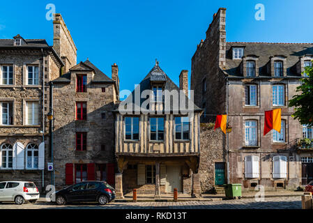 Dinan, Frankreich - 23. Juli 2018: die malerischen alten Häusern im historischen Zentrum der Stadt. Stockfoto