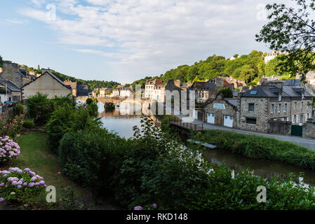 Dinan, Frankreich - Juli 23, 2018: Blick auf den Fluss Rance und den Hafen der Stadt Dinan, Bretagne Stockfoto