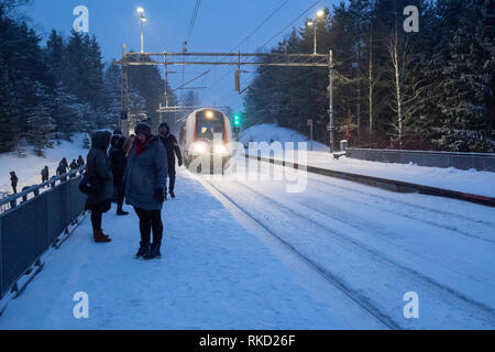 Pendler für den Morgen Zug nach Oslo, Norwegen warten auf einer extrem kalten Morgen. Stockfoto