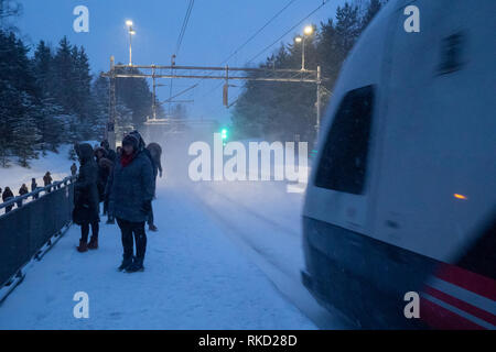 Pendler für den Morgen Zug nach Oslo, Norwegen warten auf einer extrem kalten Morgen. Stockfoto