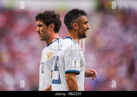 Moskau, Russland - Juli 1, 2018. Russland Fußball-Nationalmannschaft Mittelfeldspieler Alexander Samedov und Yuri Zhirkov vor der FIFA Fußball-Weltmeisterschaft 2018 Umlauf von 16 mat Stockfoto