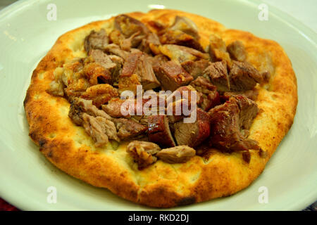 Austell (Lamm, langsam in eine Grube gekocht), serviert auf einem flachen Brot in der Türkei. Stockfoto