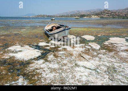 Angeln Boot entlang dem Ufer von See Bafa in der Türkei. Stockfoto