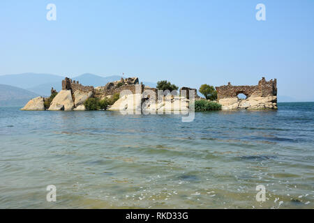 Insel mit alten Befestigungsanlagen im Dorf Kapikiri am Bafa See in Mugla, Türkei. Stockfoto