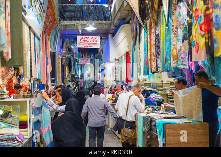 Teheran, Iran - 22. MAI 2017: Frau, Seide, Stoffe, Textilien und bunten Schals im Grand Basar suchen - Hauptmarkt in Teheran Stockfoto