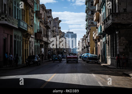 Der Verkehr auf der Straße in Simón Bolívar in Havanna, Kuba Stockfoto