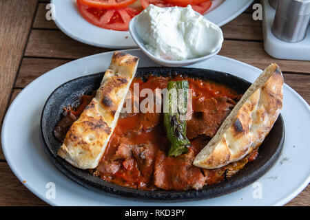 Ofen gebacken türkischen Döner mit Soße, Brot und gebratener Paprika. Stockfoto