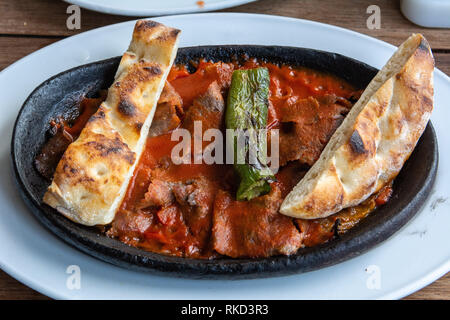 Ofen gebacken türkischen Döner mit Soße, Brot und gebratener Paprika. Stockfoto