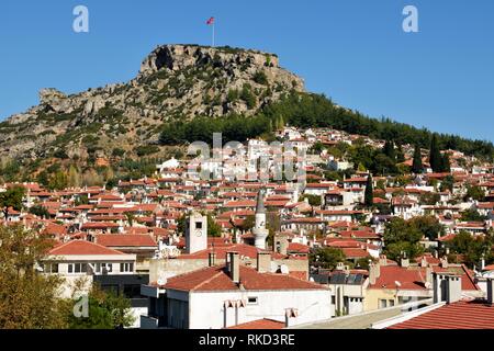 Blick über die Dächer in Richtung Mugla Asar Dagi Berg. Stadt Mugla, Türkei. Stockfoto