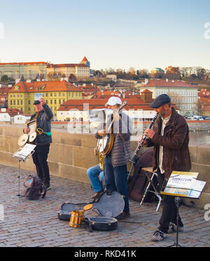 Prag, tschechische Republik - 14.November 2018: Street Music Band auf der Karlsbrücke in Prag. Die Prager Burg im Hintergrund. Stockfoto