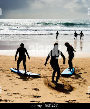 Surfen lernen Sie Surfen am Strand. Portugal Stockfoto