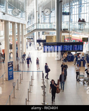 Kopenhagen, Dänemark - 13. Juni, 2018: die Menschen in Kastrup Airport Halle in Kopenhagen. Kastrup ist der größte internationale Flughafen Kopenhagen, Denma Stockfoto