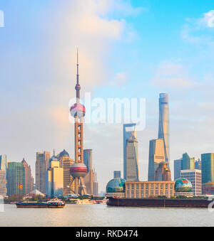 Blick auf Shanghai mit schuten durch die Metropole am Wasser bei Sonnenuntergang, China Stockfoto