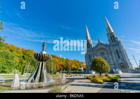 Äußere morgen Blick auf die Basilika von Sainte-Anne-de-Kirche in Beaupre Quebec, Kanada Stockfoto