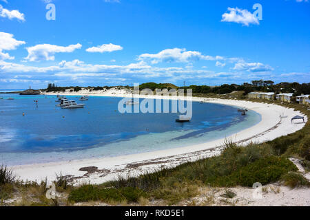 Strand mit Booten segeln, kleine Yachten, in klaren, blauen Tönen Gewässern der Insel Rottnest Island in der Nähe von Perth in Western Australia Stockfoto