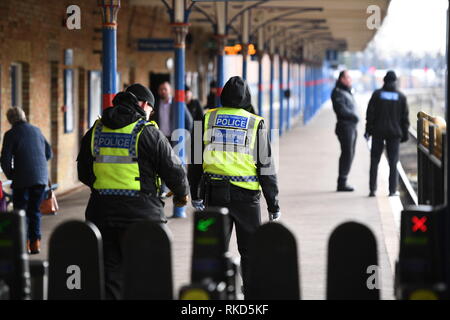 Die Polizei suche Team von King's Lynn Bahnhof in Norfolk, vor Königin Elizabeth II einsteigen in den Zug nach London zurückzukehren, nachdem Sie die Weihnachten Sandringham House in North Norfolk. Stockfoto