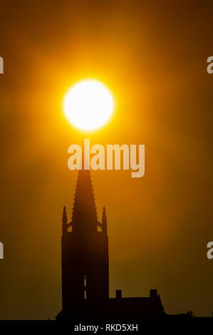 Schönen Sonnenaufgang auf dem Turm der Kirche und Dorf von Saint Emilion, Religion, Gironde, Frankreich Stockfoto