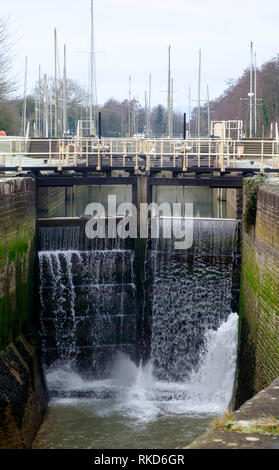 Wasser gießen durch die Schleusentore. Lydney Harborand Lydney Canal, Gloucestershire England Großbritannien Stockfoto