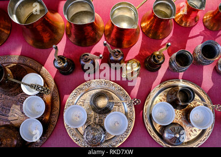 Dzezva (Bosnische kaffeekannen) und Fildzani (Bosnische Kaffeetassen) auf dem bazaar Bascarsija in Sarajewo, Bosnien und Herzegowina. Stockfoto