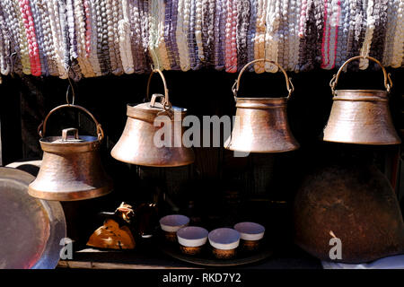 Kupfer Messing tureens auf Anzeige an der Bascarsija Basar in Sarajevo, Bosnien und Herzegowina. Stockfoto