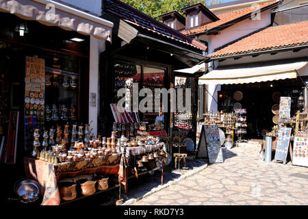 Souvenirläden an der Bascarsija Basar in Sarajevo, Bosnien und Herzegowina. Stockfoto