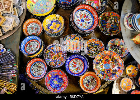 Handgemachte souvenir Platten an der Bascarsija Basar in Sarajevo, Bosnien und Herzegowina. Stockfoto