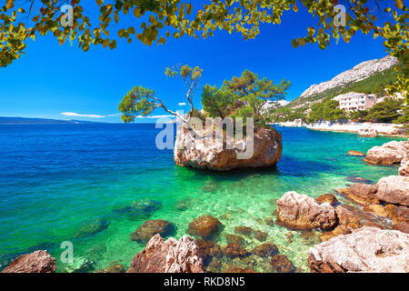 Idyllische Insel auf Strand Punta Rata in Brela, Makarska Riviera, Dalmatien, Kroatien Stockfoto