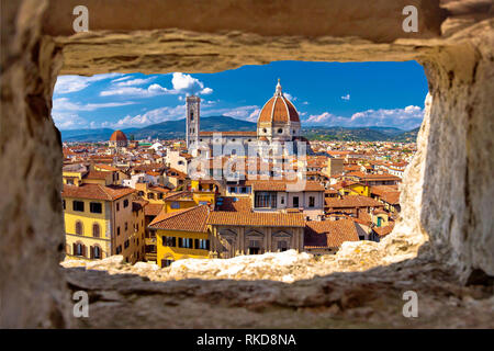 Florenz Platz und die Kathedrale von Santa Maria Del Fiore oder Domblick durch Stein Fenster, Region Toskana Italien Stockfoto