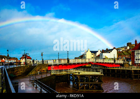 Eine raindow im Winter Sonnenlicht über Whitby Swing Bridge Stockfoto