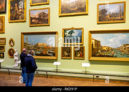 Ein älteres Paar anzeigen Canaletto Bilder in der Galerie an der Bowes Museum Barnard Castle Co Durham England Stockfoto