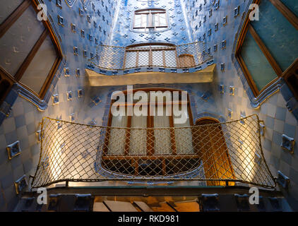 BARCELONA, SPANIEN - ca. Mai 2018: Innere des Casa Batlló, einem berühmten Gebäude im Zentrum von Barcelona von Antoni Gaudi. Blick auf das Atrium. Stockfoto