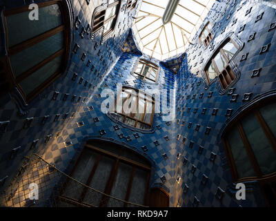 BARCELONA, SPANIEN - ca. Mai 2018: Innere des Casa Batlló, einem berühmten Gebäude im Zentrum von Barcelona von Antoni Gaudi. Blick auf das Atrium. Stockfoto