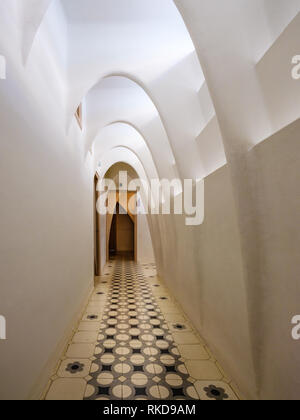 BARCELONA, SPANIEN - ca. Mai 2018: Innere des Casa Batlló, einem berühmten Gebäude im Zentrum von Barcelona von Antoni Gaudi. Blick auf den Dachboden. Stockfoto