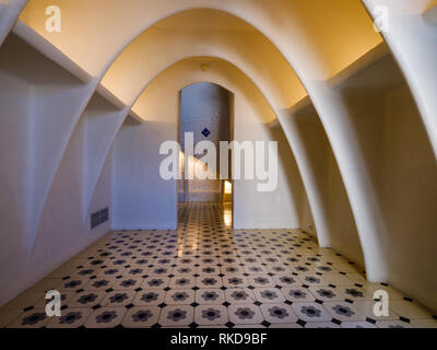 BARCELONA, SPANIEN - ca. Mai 2018: Innere des Casa Batlló, einem berühmten Gebäude im Zentrum von Barcelona von Antoni Gaudi. Blick auf den Dachboden. Stockfoto