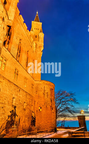 Am Abend Blick auf die Burg Hohenzollern in Deutschland Stockfoto