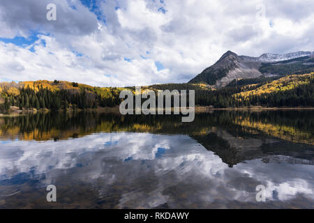 Dies ist eine Ansicht von Lake Campground bietet eine großartige Aussicht und der Reflexion von Osten Beckwith Berg in Lost Lake Slough verloren. Stockfoto