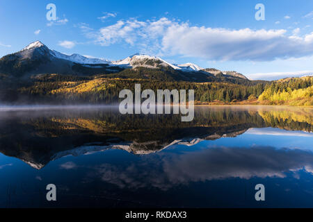 Dies ist eine Ansicht von Lake Campground bietet eine großartige Aussicht und der Reflexion von Osten Beckwith Berg in Lost Lake Slough verloren. Stockfoto