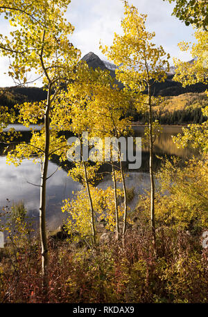 Dies ist eine Ansicht von Lake Campground bietet eine großartige Aussicht und der Reflexion von Osten Beckwith Berg in Lost Lake Slough verloren. Stockfoto