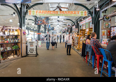 Innenansicht von New Orleans französischen Markt, Kunden Einkaufen in Geschäften auf die Kolonnade, Bauernmarkt, New Orleans French Quarter, Louisiana, USA Stockfoto