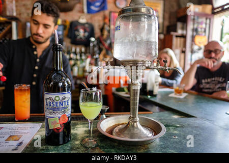 Tony's Sevilla Pirate's Alley Cafe und Olde Absinth Haus, Ecke von Pirate's Alley und Cabildo Alley, New Orleans French Quarter, New Orleans, USA Stockfoto