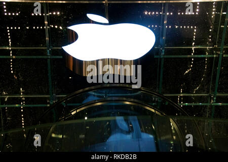 Die beleuchtete weiße Logo von Apple zu einem Flagship Store in der 5th Avenue in New York City bei Nacht. Stockfoto