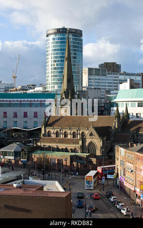 Skyline von Birmingham City Centre, wo Grade-II Rotunde Gebäude ist hinter der Kirche von St Martins im Bull Ring sichtbar. Stockfoto