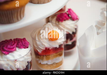 Bunten Cupcakes, Geburtstag Kuchen mit farbigen Creme Stockfoto