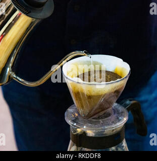 Filterkaffee Brühen, Barista gießt Wasser auf Kaffee boden mit Filter Stockfoto