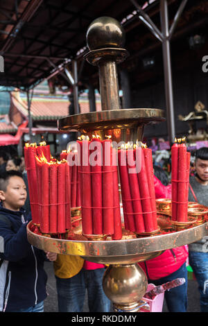 Riesige Kerzenhalter für Neujahrsfest feiern im Longshan Tempel in Taipeh, Taiwan. Stockfoto