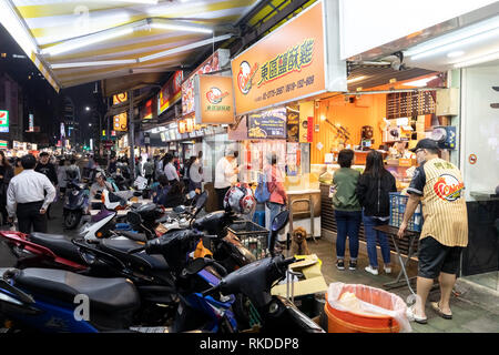 Taipei Bewohner kaufen Sie Lebensmittel aus Essen Anbieter an einem lokalen Essen Nachtmarkt in Daan Bezirk in Taipei, Taiwan Stall, dort zu essen oder zum Mitnehmen. Stockfoto