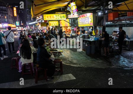 Taipei Bewohner kaufen Sie Lebensmittel aus Essen Anbieter an einem lokalen Essen Nachtmarkt in Daan Bezirk in Taipei, Taiwan Stall, dort zu essen oder zum Mitnehmen. Stockfoto