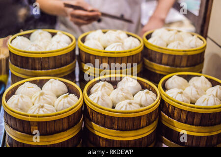 Street Food Stand verkaufen chinesische Spezialität gedämpfte Teigtaschen in Peking, China. Stockfoto