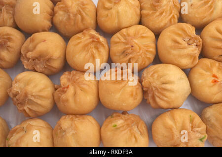 Gebratene Brötchen bei Luk Katiam Restaurant Korat, Thailand, Dim Sum und die berühmten chinesischen Frühstück essen. Stockfoto